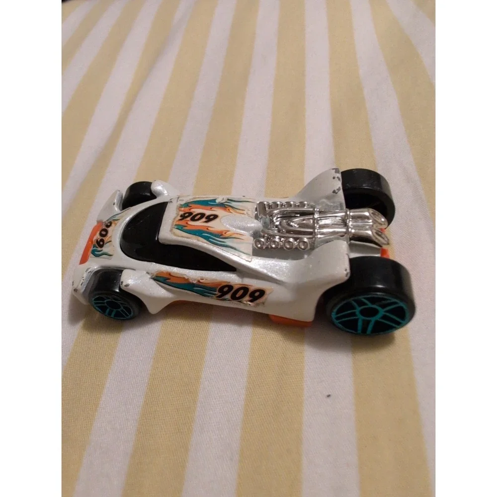 Hot Wheels 2009 McDonald's White Diecast Racing Car 909 1:64 Scale